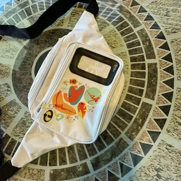 Loot Crate Exclusive Disney Pixar The Incredibles Passholder Fanny Pack NWOT - Picture 3 of 4